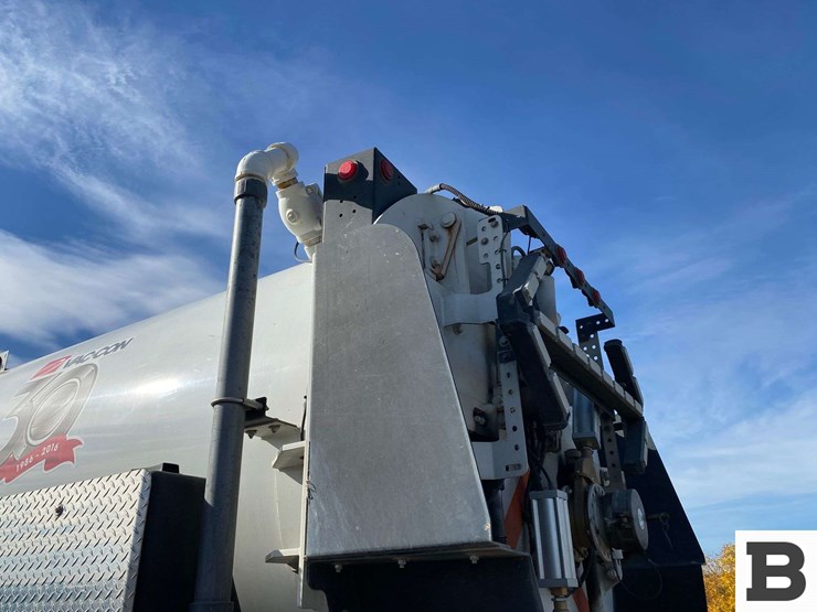 2017-mack-granite-gu713-image-44