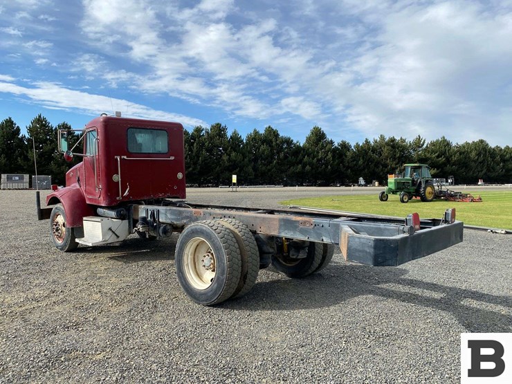 2003-peterbilt-330-image-3