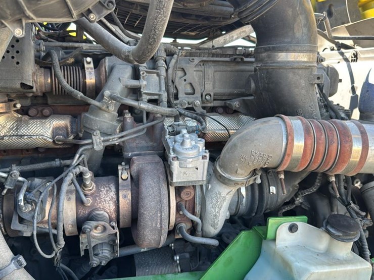 2023-peterbilt-579-image-44