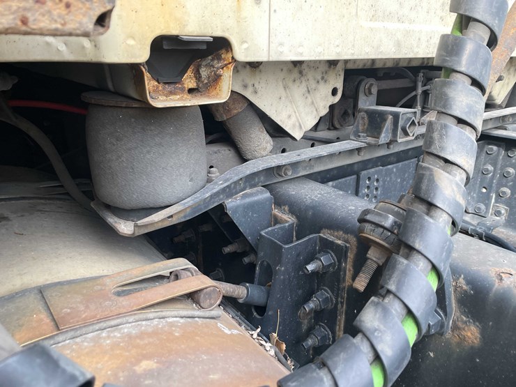 #1372-•-2014-volvo-sleeper-semi-(has-wi-title)-(of)-image-98