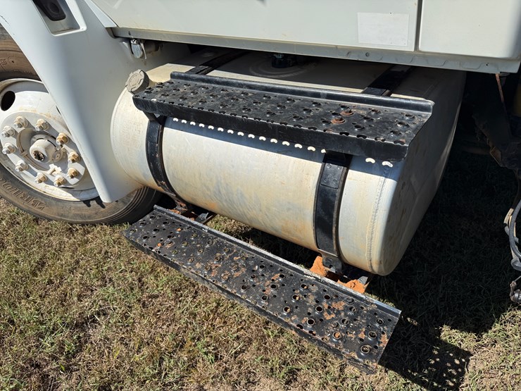 2013-international-durastar-4300-image-11