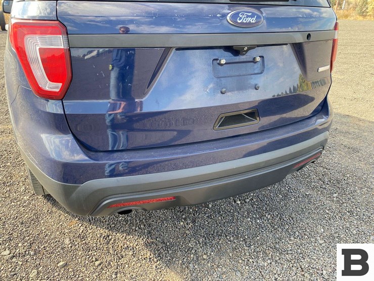 2016-ford-explorer-image-15