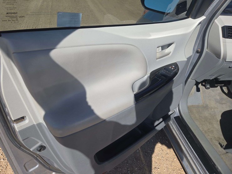 2012-toyota-sienna-le-image-10