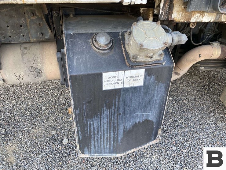 2006-peterbilt-320-image-35