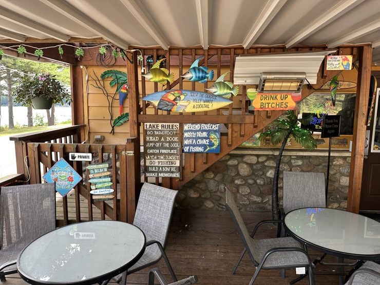 #100-•-waterfront-pub-with-4-bed/2-bath-apartment-image-9