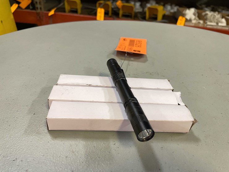 #8528-•-(4)-led-mechanic's-flashlights-(pr12)-image-1