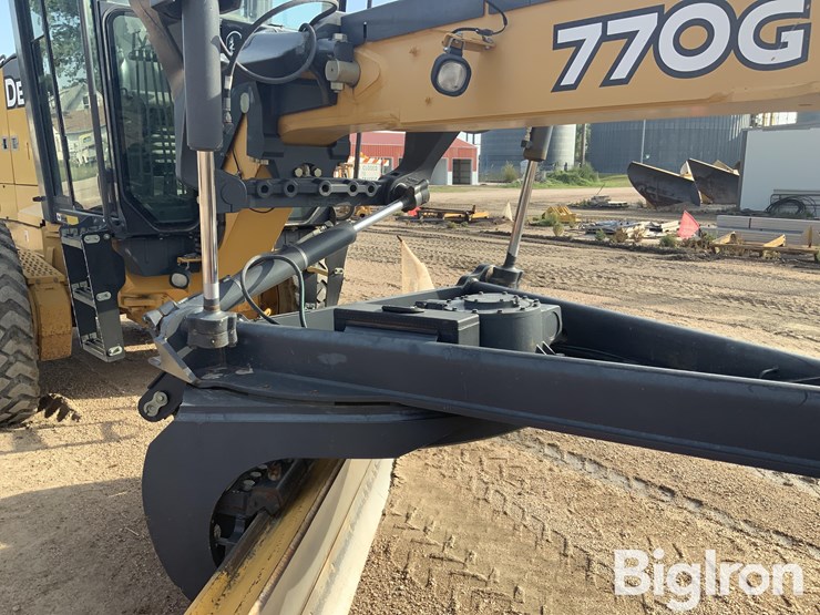 2011-deere-770g-image-18