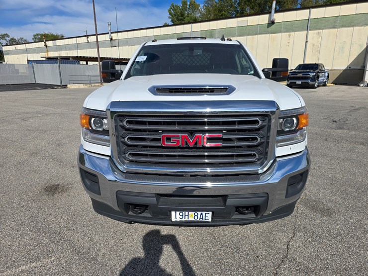 2017-gmc-sierra-3500-image-40