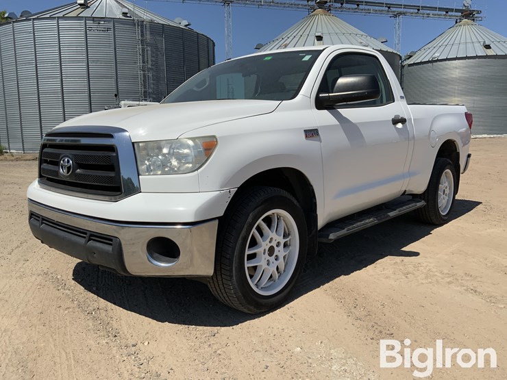 2013-toyota-tundra-sr5-image-1