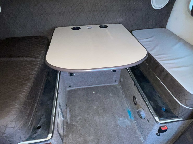 #1372-•-2014-volvo-sleeper-semi-(has-wi-title)-(of)-image-73