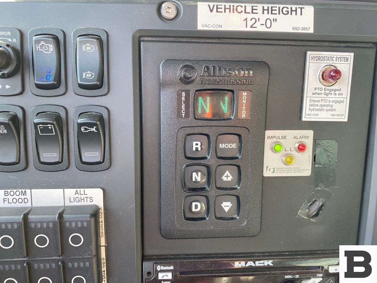 2017-mack-granite-gu713-image-79