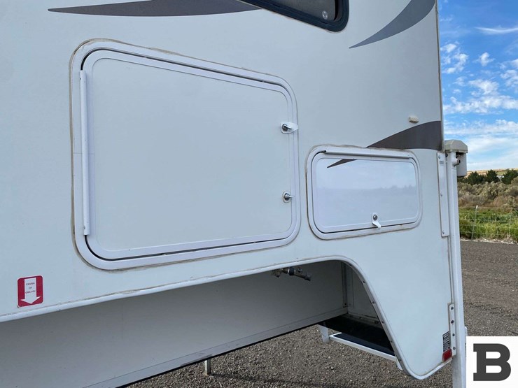 2013-natcoa-adventurer-alp-truck-camper-image-11