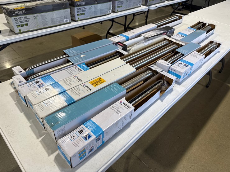 #28394-•-lot-of-various-sizes-of-grab-bars-image-2