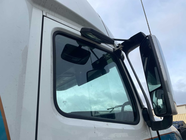 #1372-•-2014-volvo-sleeper-semi-(has-wi-title)-(of)-image-21