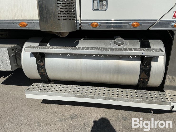 2016-freightliner-coronado-132-image-16