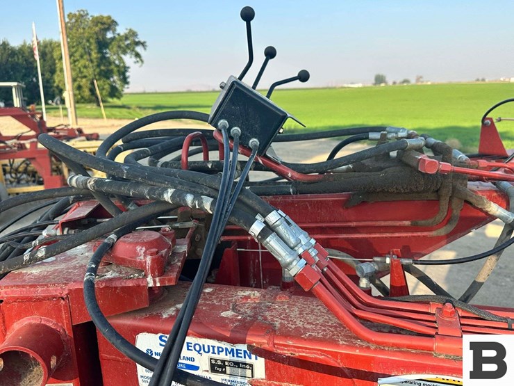 new-holland-216-image-10