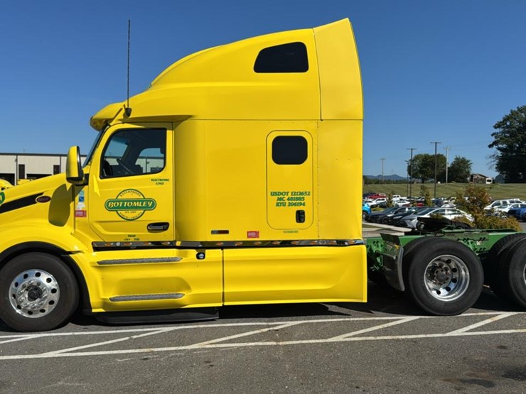 2023-peterbilt-579-image-2