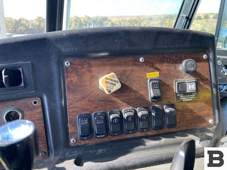 2006-peterbilt-320-image-50