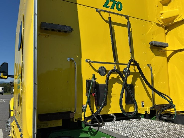 2023-peterbilt-579-image-32