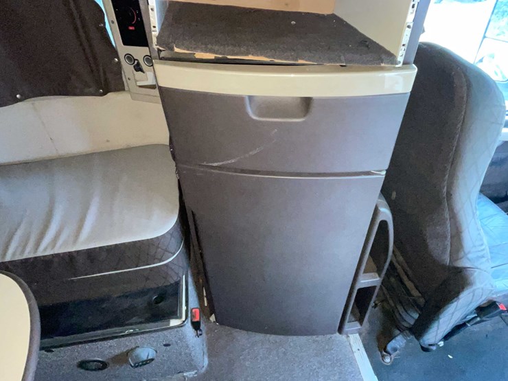 #1372-•-2014-volvo-sleeper-semi-(has-wi-title)-(of)-image-76