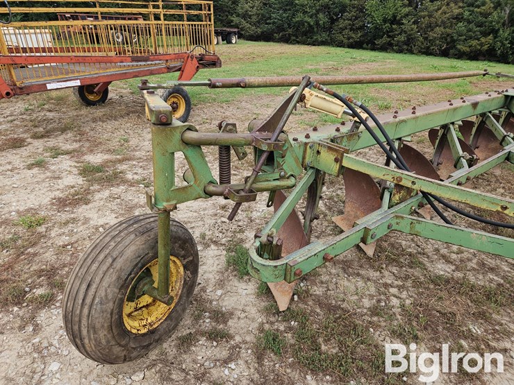 john-deere-2350-2450-image-16