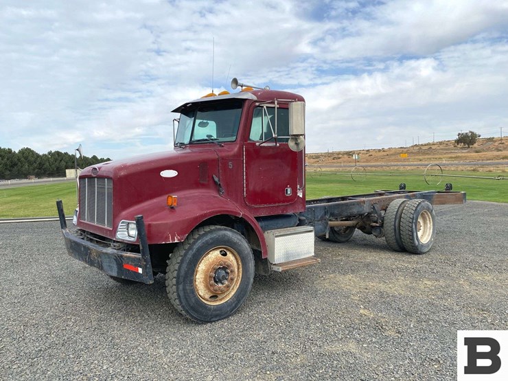 2002-peterbilt-330-image-1