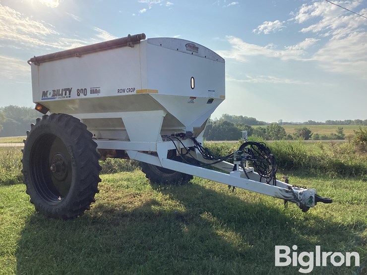 dalton-800-pull-type-row-crop-fertilizer-spreader-image-3