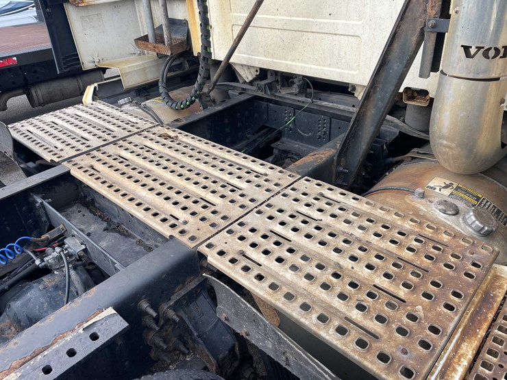 #1372-•-2014-volvo-sleeper-semi-(has-wi-title)-(of)-image-27