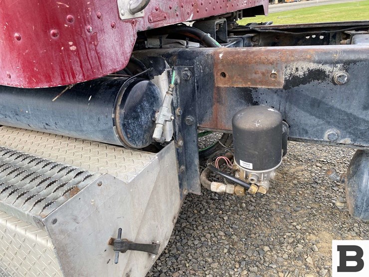 2002-peterbilt-330-image-14