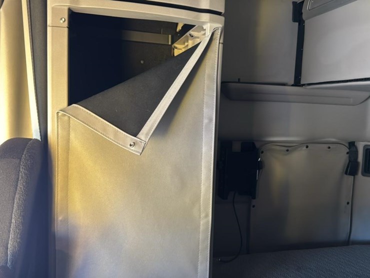 2023-peterbilt-579-image-57