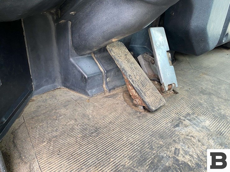 2002-peterbilt-330-image-50