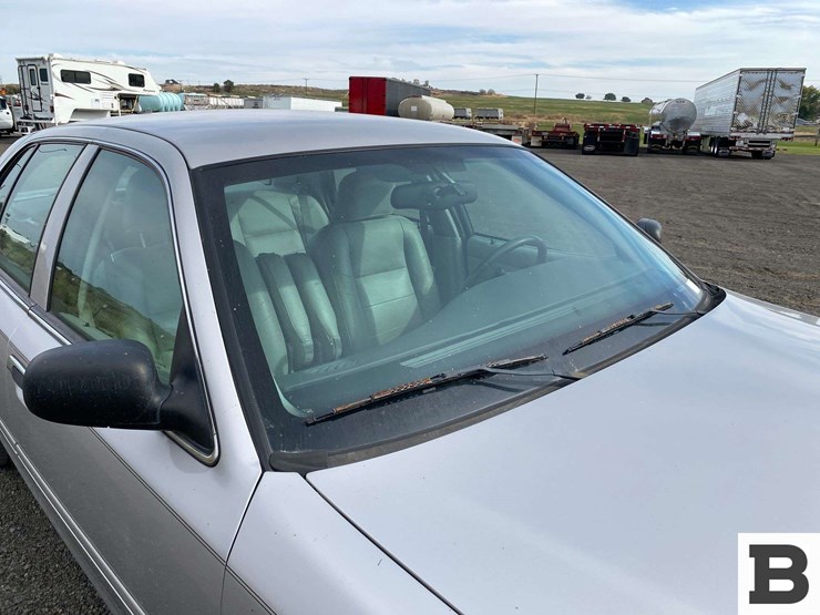 2005-ford-crown-victoria-sedan-image-8