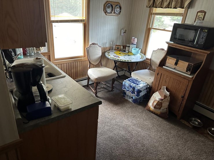 #100-•-waterfront-pub-with-4-bed/2-bath-apartment-image-104