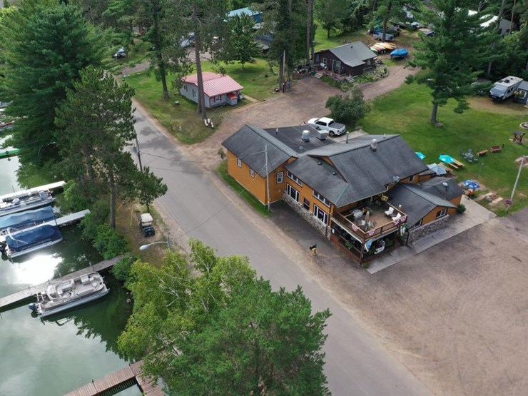 #100-•-waterfront-pub-with-4-bed/2-bath-apartment-image-4