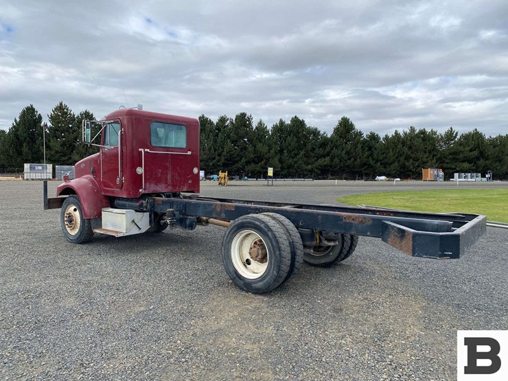 2003-peterbilt-330-image-3