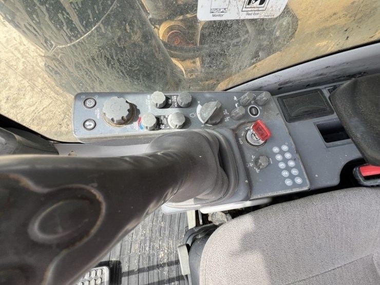 2018-deere-670g-lc-image-44