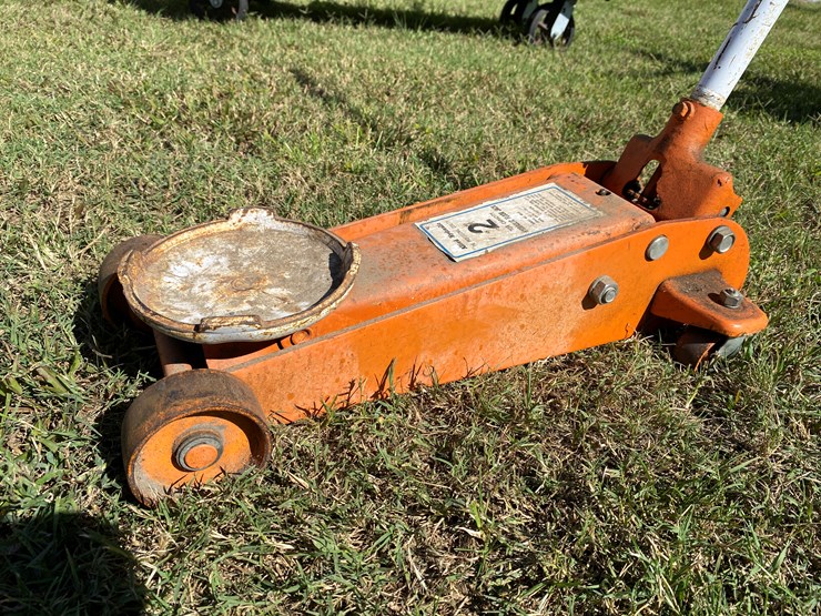 #73-•-#181-•-2-ton-hydraulic-floor-jack-image-1