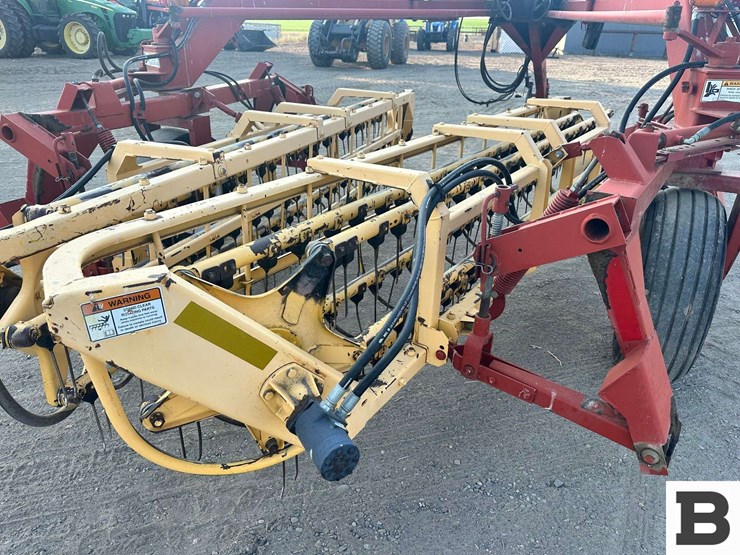 new-holland-216-image-18