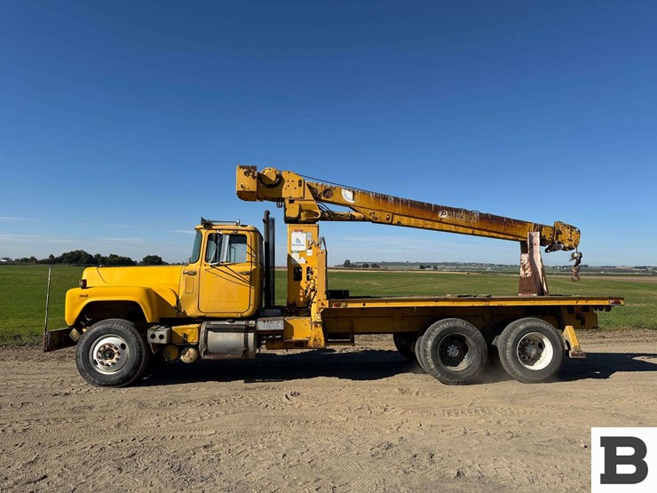 1969-mack-boom-truck-image-3