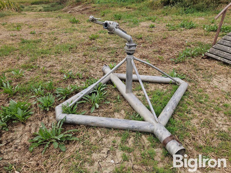 big-gun-irrigation-sprinkler-on-aluminum-stand-image-2