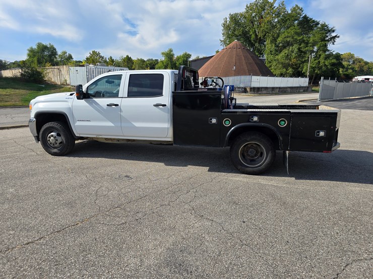 2017-gmc-sierra-3500-image-8