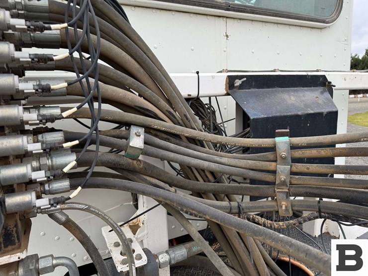 2013-peterbilt-348-image-18