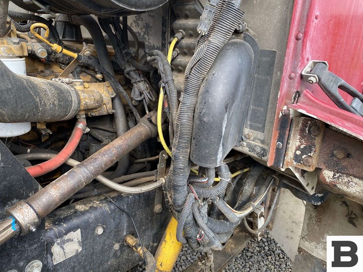 2002-peterbilt-330-image-34