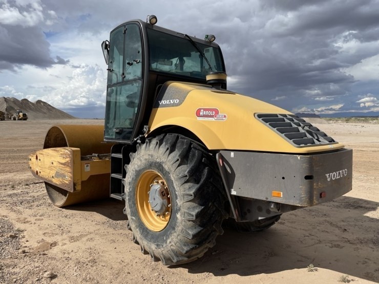 2014-volvo-sd160-vibratory-roller-image-3