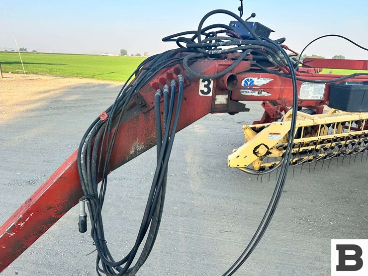 new-holland-216-image-8