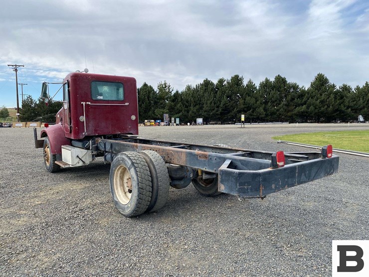 2002-peterbilt-330-image-4