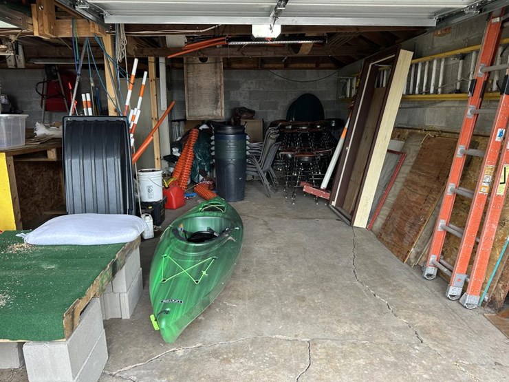 #100-•-waterfront-pub-with-4-bed/2-bath-apartment-image-123