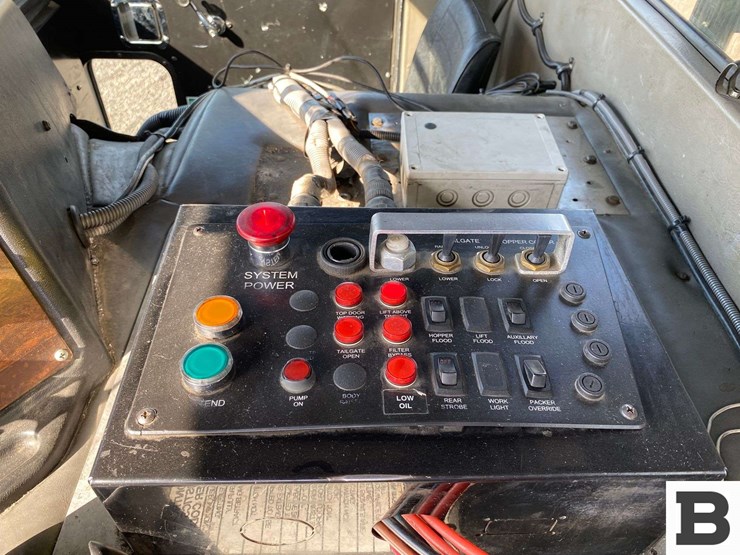 2006-peterbilt-320-image-51