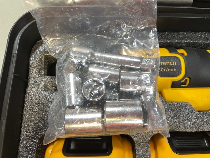 #8539-•-dewalt-compatible-cordless-ratchet-wrench,-batteries,-charger-and-case-(pr13)-image-6