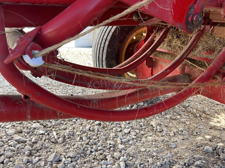 new-holland-565-image-22